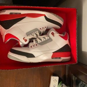 Jordan 3 fire red size 9 Like New